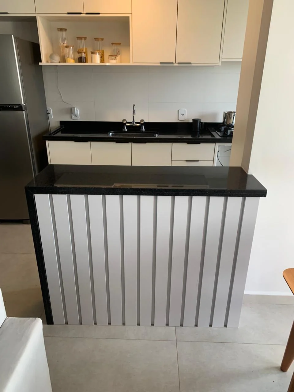 Balcão planejado com detalhe ripado