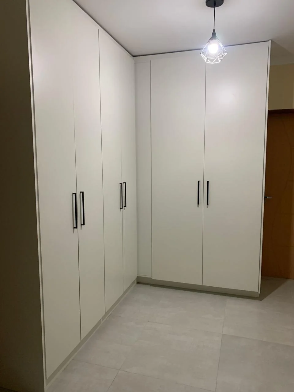 Armário planejado de piso ao teto